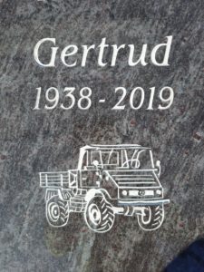 Grabplatte mit Ornament Unimog